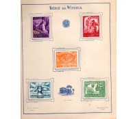 1945 Folhinha Filatélica FO-9 Série da Vitória Com capa e contracapa 17,5X21 com 7 folhas contendo o histórico em 7 idiomas , a capa contém alguns pontos de oxidação,porém os selos estão perfeitos 31.520