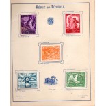 1945 Folhinha Filatélica FO-9 Série da Vitória capa e contracapa 17,5X21, 7 folhas em 7 idiomas capa pontos de oxidação,porém os selos estão perfeitos, minirasgo na capa a direita na aba 31.522
