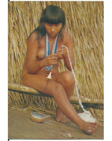 Índia Suiá desfiando o algodão no fuso primitivo - Reserva do Xingu 12.227