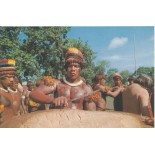 Índios Camaiurá dando Forma de Canoa a Um Tronco de Árvore, com Ajuda do Facão - Parque do Xingu12.237