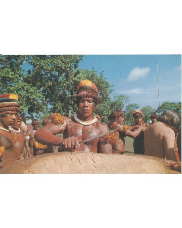 Índios Camaiurá dando Forma de Canoa a Um Tronco de Árvore, com Ajuda do Facão - Parque do Xingu12.237