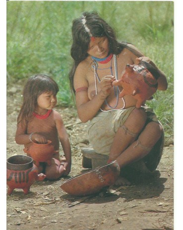 Mulher Juruna Decorando Suas Vasilhas de Barro - Reserva do Xingu 12.242
